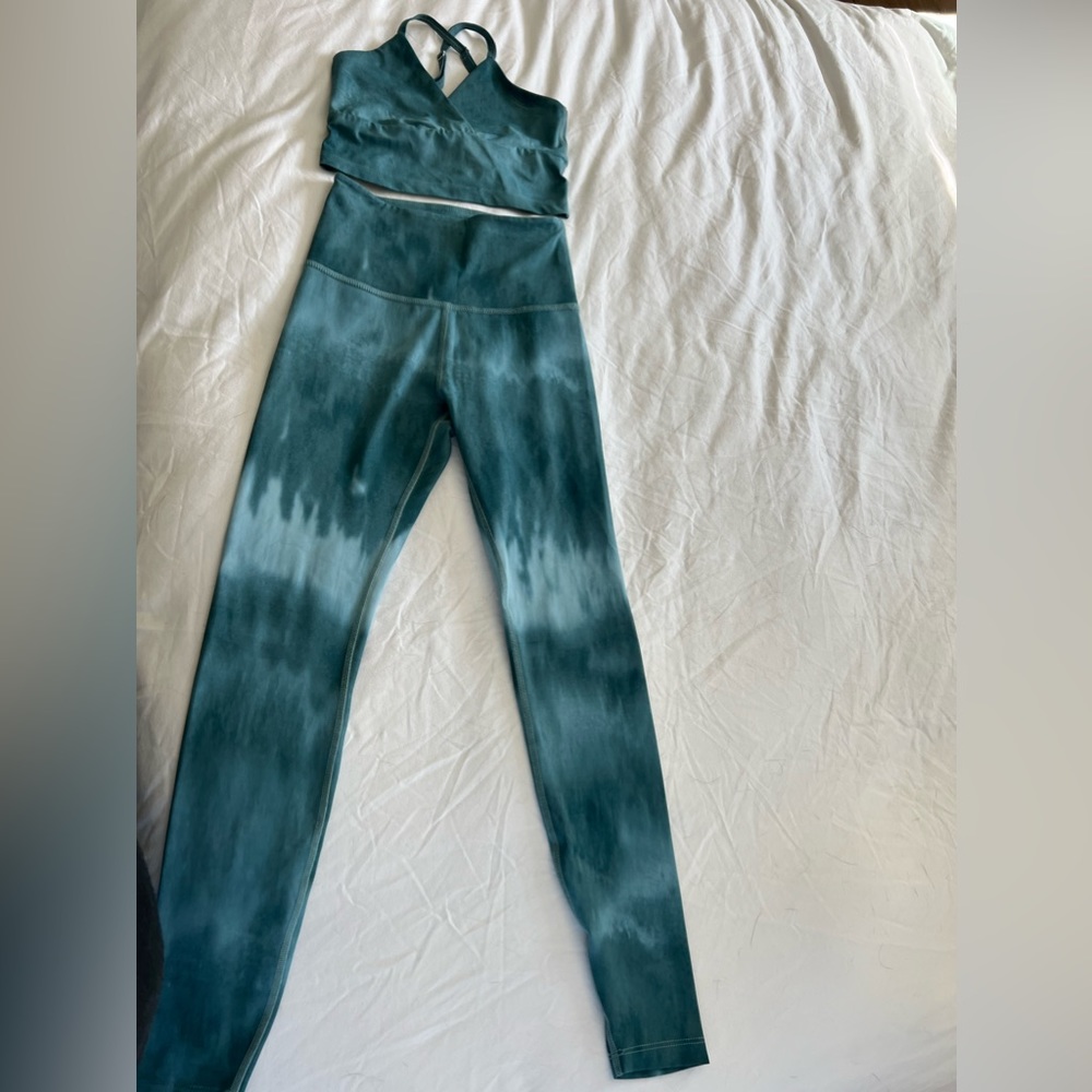 Beyond yoga set. Xs top. Small bottom